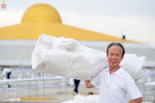 ภาพ No.225241:วันที่ 20 - 27 เมษายน พ.ศ. 2568 "ภาพแห่งความปลื้มที่ไม่มีวันจบ" คณะสงฆ์สามเณร เจ้าหน้าที่ และสาธุชน ร่วมแรงร่วมใจกันเตรียมงานและเก็บงาน เพื่อวันคุ้มครองโลก พิธีถวายมหาสังฆทานคณะสงฆ์ 40,000 กว่าวัดทั่วประเทศ