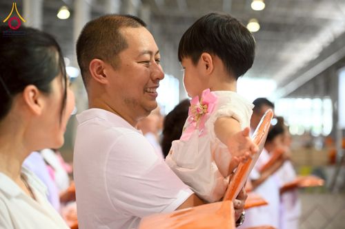 ภาพ No.215574:วันอาทิตย์ต้นเดือนที่ 6 เมษายน พ.ศ. 2568 ขบวนอัญเชิญผ้าป่าสมทบ มหาสังฆทาน 40,000 กว่าวัดทั่วประเทศ ณ สภาธรรมกายสากล วัดพระธรรมกาย