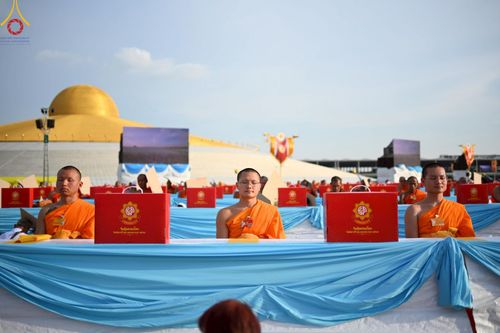 ภาพ No.221745:วันอังคารที่ 22 เมษายน พ.ศ. 2568 ภาพพิธีถวายมหาสังฆทานคณะสงฆ์ 40,000 กว่าวัดทั่วประเทศ เนื่องในวันคุ้มครองโลก ชุดที่ 2 (ปลื้มให้สมการรอคอย) ณ ลานธรรมพระมหาธรรมกายเจดีย์ วัดพระธรรมกาย