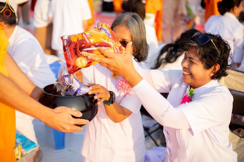 ภาพ No.201212:พิธีตักบาตรพระธรรมยาตรา ณ อนุสรณ์สถานลำดับที่ 5 สถานที่เผยแผ่วิชชาธรรมกายครั้งแรก อนุสรณ์สถานบางปลา วัดบางปลา อำเภอบางเลน จังหวัดนครปฐม ในโครงการธรรมยาตรา กตัญญูบูชา มหาปูชนียาจารย์ พระมงคลเทพมุนี(สด จนฺทสโร) พระผู้ปราบมาร อนุสรณ์สถาน 7 แห่ง ปีที่ 13