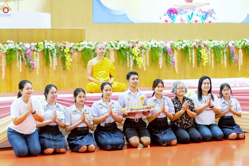 ภาพ No.246102:วันเสาร์ที่ 13 กันยายน พ.ศ. 2568 พิธีมอบผ้าไตรประธานกฐินสัมฤทธิ์เด็กดี V-Star ณ สภาธรรมกายสากล วัดพระธรรมกาย