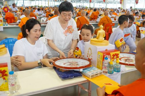 ภาพ No.60129:พิธีเจริญพระพุทธมนต์ "ฉลองอายุวัฒนมงคล 80 ปี หลวงพ่อธัมมชโย" พิธีถวายไทยธรรม คณะสงฆ์ 10,000 กว่าวัดทั่วประเทศ ในวันคุ้มครองโลก วันจันทร์ที่ 22 เมษายน พ.ศ. 2567 ณ สภาธรรมกายสากล วัดพระธรรมกาย จ.ปทุมธานี