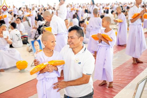 ภาพ No.215136:วันเสาร์ที่ 5 เมษายน พ.ศ. 2568 พิธีเวียนประทักษิณรอบพระมหาธรรมกายเจดีย์  พิธีวันทาเจดีย์ พิธีขอขมาและมอบผ้าไตร ในโครงการบรรพชาสามเณรฟื้นฟูพระพุทธศาสนาทั่วไทย , โครงการหน่อแก้วเปรียญธรรม รุ่นที่ 13 ,  โครงการสามเณรยุวธรรมทายาท รุ่นที่ 33 , โครงการสามเณรมั