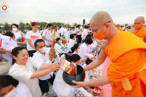 ภาพ No.118651:พิธีตักบาตรพระธรรมยาตรา ปีที่ 12 ณ อนุสรณ์สถานลำดับที่ 5 สถานที่เผยแผ่วิชชาธรรมกายครั้งแรก อนุสรณ์สถานบางปลา จ.นครปฐม วันที่ 25 มกราคม พ.ศ. 2567