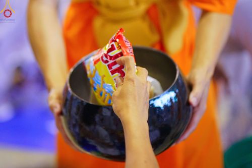 ภาพ No.78842:พิธีตักบาตร ข้าวสารอาหารแห้ง พิธีบูชาข้าวพระ ในวันอาทิตย์ต้นเดือนที่ 2 เมษายน พ.ศ. 2566