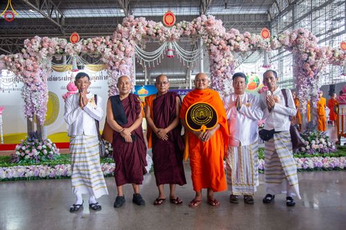 ภาพ No.85088:บรรยากาศการต้อนรับพระสังฆาธิการทั่วประเทศ และพิธีบูชาข้าวพระในวันสมาธิโลก วันอาทิตย์ต้นเดือนที่ 6 สิงหาคม พ.ศ. 2566 ณ สภาธรรมกายสากล วัดพระธรรมกาย