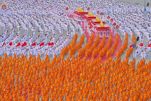 ภาพ No.79115:พิธีอัญเชิญองค์พระบรมพุทธเจ้า 24 องค์ เวียนประทักษิณรอบพระมหาธรรมกายเจดีย์ ณ วัดพระธรรมกาย  วันที่ 2 เมษายน พ.ศ. 2566