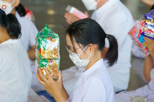 ภาพ No.81496:พิธีตักบาตร ข้าวสารอาหารแห้ง และพิธีบูชาข้าวพระ ณ สภาธรรมกายสากล วัดพระธรรมกาย วันเสาร์ที่ 3 มิถุนายน 2566