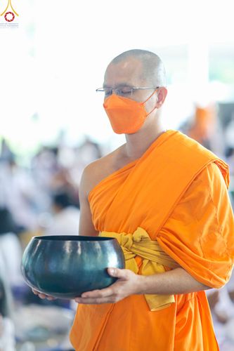 ภาพ No.82966:พิธีตักบาตร ณ บ้านแก้วเรือนทองคุณยายอาจารย์ฯ พิธีบูชาข้าวพระ ณ สภาธรรมกายสากล วัดพระธรรมกาย ในวันอาทิตย์ต้นเดือนที่ 2 ก.ค. พ.ศ.2566