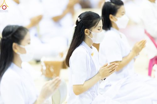 ภาพ No.84477:พิธีถวายผ้าอาบน้ำฝนและประทีปโคมไฟ ในวันอาสาฬหบูชา ณ ห้องแก้วสารพัดนึก 1 วัดพระธรรมกาย วันอังคารที่ 1 สิงหาคม พ.ศ. 2566