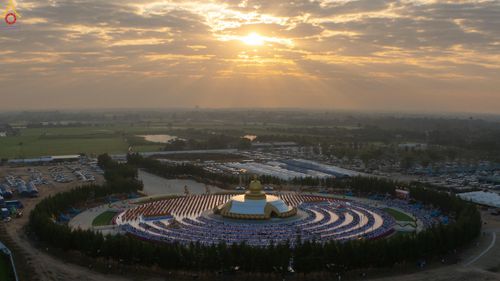 ภาพ No.302393:วันที่ 24 มกราคม พ.ศ. 2569 พิธีตักบาตรพระธรรมยาตรา ณ อนุสรณ์สถานลำดับที่ 5 สถานที่เผยแผ่วิชชาธรรมกายครั้งแรก อนุสรณ์สถานบางปลา วัดบางปลา อำเภอบางเลน จังหวัดนครปฐม ในโครงการธรรมยาตรา กตัญญูบูชา มหาปูชนียาจารย์ พระมงคลเทพมุนี(สด จนฺทสโร) พระผู้ปราบมาร อนุส