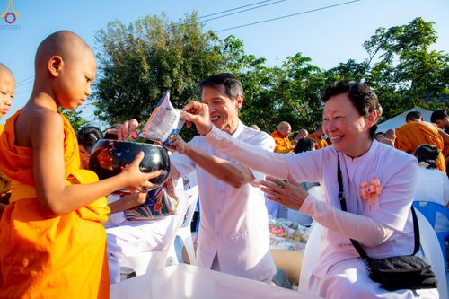 ภาพ No.282738:วันเสาร์ที่ 20 ธันวาคม พ.ศ.2568 พิธีตักบาตรพระ 10,000 รูป (ชุด 2) เนื่องในโอกาส 194 ปี จังหวัดกาญจนบุรี และอุทิศส่วนกุศลให้แด่บรรพชนทั้งหลาย บริเวณถนนสองแคว (Skywalk) เมืองกาญจนบุรี