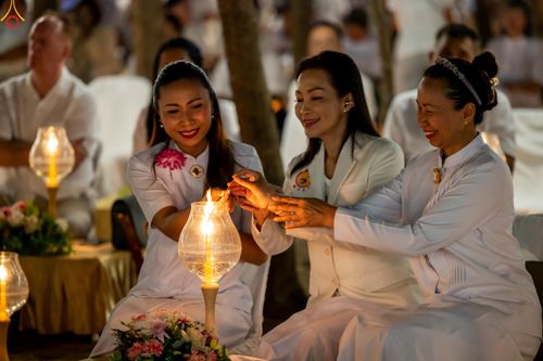 ภาพ No.290271:วันที่ 6 มกราคม พ.ศ. 2569 พิธีจุดประทีปถวายเป็นพุทธบูชา และบูชาธรรมมหาปูชนียาจารย์ (ภาพชุดที่ 2) ณ อนุสรณ์สถานมหาวิหารพระมงคลเทพมุนี (โลตัสแลนด์) อ.สองพี่น้อง จ.สุพรรณบุรี ในโครงการธรรมยาตรา กตัญญูบูชา มหาปูชนียาจารย์ พระมงคลเทพมุนี(สด จนฺทสโร) พระผู้ปรา