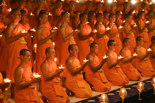 ภาพ No.294168:วันที่ 13 มกราคม พ.ศ. 2569 พิธีจุดประทีปถวายเป็นพุทธบูชา และบูชาธรรมมหาปูชนียาจารย์  (ภาพชุดที่ 2) ณ วัดสองพี่น้อง ต.ต้นตาล อ.สองพี่น้อง จ.สุพรรณบุรี ในโครงการธรรมยาตรา กตัญญูบูชา มหาปูชนียาจารย์ พระมงคลเทพมุนี(สด จนฺทสโร) พระผู้ปราบมาร อนุสรณ์สถาน 7 แห่