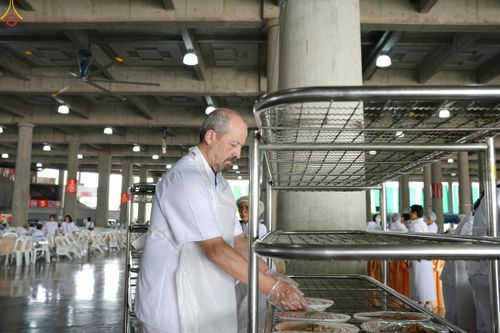 ภาพ No.325734:วันที่ 22 เมษายน พ.ศ.2569(วันคุ้มครองโลก) งานถวายมหาสังฆทาน 40,000 กว่าวัดทั่วประเทศ เจ้าหน้าที่ สาธุชน ร่วมใจจัดเตรียมภัตตาหารเพล (ชุด 2)