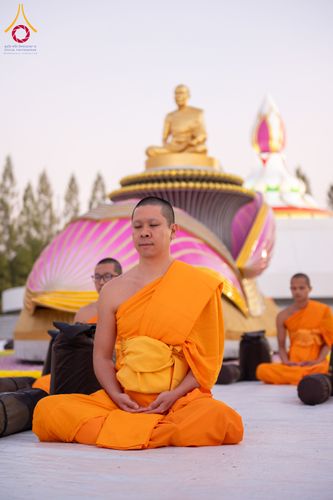 ภาพ No.290599:วันที่ 8 มกราคม พ.ศ. 2569 พระธรรมยาตราปฏิบัติธรรม และถ่ายภาพหมู่ประวัติศาสตร์ ในโครงการธรรมยาตรา กตัญญูบูชามหาปูชนียาจารย์ พระมงคลเทพมุนี(สด จนฺทสโร) พระผู้ปราบมาร อนุสรณ์สถาน 7 แห่ง ปีที่ 14 ณ อนุสรณ์สถานคลองบางนางแท่น อ.สามพราน จ.นครปฐม