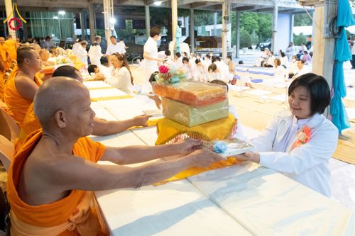 ภาพ No.292586:วันที่ 12 มกราคม พ.ศ. 2569 พิธีถวายภัตตาหารเป็นสังฆทาน แด่พระธรรมยาตรา ณ อนุสรณ์สถานมหาวิหารพระมงคลเทพมุนี (โลตัสแลนด์) อ.สองพี่น้อง จ.สุพรรณบุรี ในโครงการธรรมยาตรา กตัญญูบูชา มหาปูชนียาจารย์ พระมงคลเทพมุนี(สด จนฺทสโร) พระผู้ปราบมาร อนุสรณ์สถาน 7 แห่ง ปี