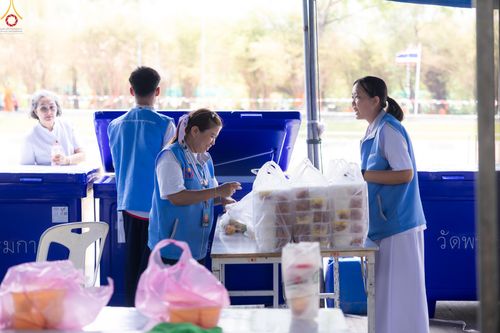 ภาพ No.325903:วันที่ 22 เมษายน พ.ศ.2569(วันคุ้มครองโลก) งานถวายมหาสังฆทาน 40,000 กว่าวัดทั่วประเทศ เจ้าหน้าที่ สาธุชน ร่วมใจจัดเตรียมภัตตาหารเพล (ชุด 2)