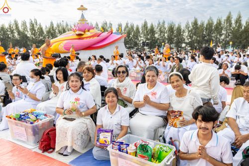 ภาพ No.302623:วันที่ 24 มกราคม พ.ศ. 2569 พิธีตักบาตรพระธรรมยาตรา(ภาพชุดที่ 2) ณ อนุสรณ์สถานลำดับที่ 5 สถานที่เผยแผ่วิชชาธรรมกายครั้งแรก อนุสรณ์สถานบางปลา วัดบางปลา อำเภอบางเลน จังหวัดนครปฐม ในโครงการธรรมยาตรา กตัญญูบูชา มหาปูชนียาจารย์ พระมงคลเทพมุนี(สด จนฺทสโร) พระผู