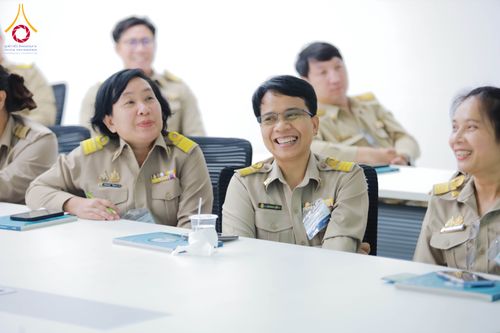 ภาพ No.311597:วันจันทร์ที่ 23 กุมภาพันธ์ พ.ศ. 2569 เปิดโลกทัศน์ผู้บริหารสถานศึกษายุคใหม่ เรียนรู้ต้นแบบการพัฒนาคนผ่านพลัง “บวร–V-Star” ผู้เข้ารับการพัฒนาตามโครงการ สพฐ. ศึกษาดูงานวัดพระธรรมกาย เสริมภาวะผู้นำคุณธรรมสู่การบริหารโรงเรียนอย่างยั่งยืน ณ อาคาร 100 ปี คุณยาย