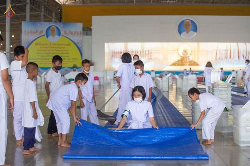 ภาพ No.76824:พิธีตักบาตรข้าวสารอาหารแห้ง  ณ บ้านแก้วเรือนทองคุณยายฯ สภาธรรมกายสากล  วัดพระธรรมกาย จ.ปทุมธานี  ในวันอาทิตย์ต้นเดือนที่ 6 มีนาคม พ.ศ. 2566