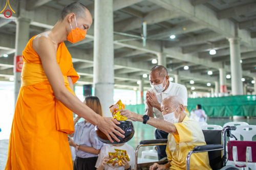 ภาพ No.82909:พิธีตักบาตรฉลองพระบวชใหม่  โครงการธรรมทายาทอุปสมบทหมู่อุดมศึกษา  รุ่นที่50 ภาคฤดูฝน วันเสาร์ที่ 24 มิถุนายน พ.ศ.2566 ณ มหารัตนวิหารคด คอร์ 6 วัดพระธรรมกาย