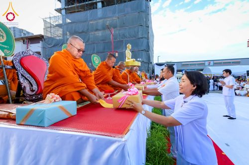 ภาพ No.313933:วันอาทิตย์ที่ 14 มีนาคม พ.ศ. 2569 ทำบุญเมืองหาดใหญ่ตักบาตรพระ 1,109 รูป เติมบุญใหญ่ หลังวิกฤตมหาอุทกภัย ณ ซุ้มประตูไชน่าทาวน์ ถนนศุภสารรังสรรค์ อ.หาดใหญ่ จ.สงขลา