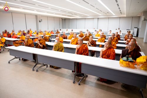 ภาพ No.323337:หลวงพ่อทัตตชีโว รองเจ้าอาวาสวัดพระธรรมกาย ถวายการต้อนรับปฏิสันถารคณะสงฆ์จากประเทศศรีลังกา