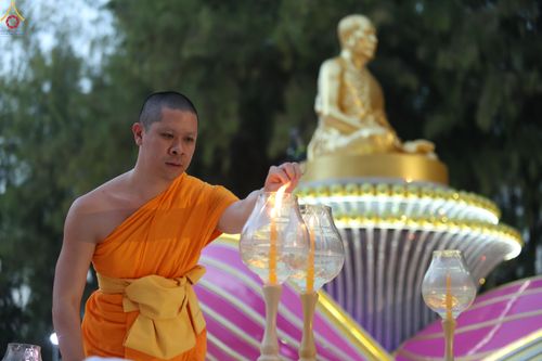 ภาพ No.290134:วันที่ 6 มกราคม พ.ศ. 2569 พิธีจุดประทีปถวายเป็นพุทธบูชา และบูชาธรรมมหาปูชนียาจารย์ (ภาพชุดที่ 2) ณ อนุสรณ์สถานมหาวิหารพระมงคลเทพมุนี (โลตัสแลนด์) อ.สองพี่น้อง จ.สุพรรณบุรี ในโครงการธรรมยาตรา กตัญญูบูชา มหาปูชนียาจารย์ พระมงคลเทพมุนี(สด จนฺทสโร) พระผู้ปรา