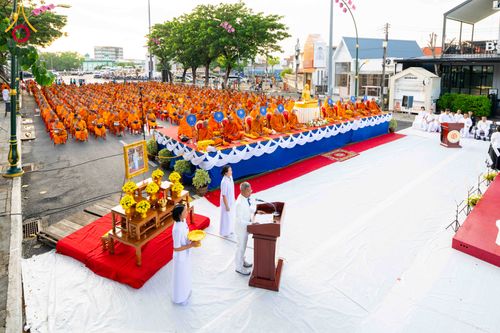 ภาพ No.329519:วันอาทิตย์ที่ 24 พฤษภาคม พ.ศ. 2569 พิธีตักบาตรพระ 1,000 รูป เพื่อถวายเป็นพุทธบูชาในเทศกาลวิสาขบูชาโลก และ ถวายเป็นพระราชกุศล  ณ ลานศิลปวัฒนธรรม เมืองปัตตานี จ.ปัตตานี