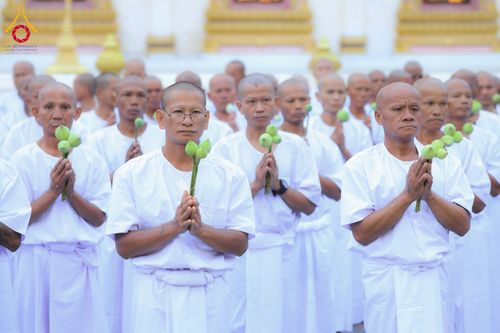 ภาพ No.278503:วันอาทิตย์ที่ 14 ธันวาคม พ.ศ.2568  พิธีเวียนประทักษิณ พิธีวันทาสีมาพระประธาน โครงการบวชบูชาธรรมมหาปูชนียาจารย์ ของศูนย์ปฏิบัติธรรมบุรีรัมย์ ณ วัดกลาง พระอารามหลวง จังหวัดบุรีรัมย์