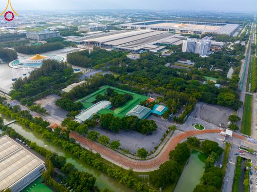 ภาพ No.89106:พิธีอัญเชิญรูปหล่อทองคำ  คุณยายอาจารย์มหารัตนอุบาสิกาจันทร์ ขนนกยูง เพื่อประดิษฐาน ณ มหาวิหารคุณยายอาจารย์ฯ เนื่องในวันครูผู้ค้นพบวิชชาธรรมกาย วันศุกร์ที่ 29 กันยายน พ.ศ. 2566