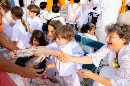 ภาพ No.302706:วันที่ 24 มกราคม พ.ศ. 2569 พิธีตักบาตรพระธรรมยาตรา(ภาพชุดที่ 2) ณ อนุสรณ์สถานลำดับที่ 5 สถานที่เผยแผ่วิชชาธรรมกายครั้งแรก อนุสรณ์สถานบางปลา วัดบางปลา อำเภอบางเลน จังหวัดนครปฐม ในโครงการธรรมยาตรา กตัญญูบูชา มหาปูชนียาจารย์ พระมงคลเทพมุนี(สด จนฺทสโร) พระผู