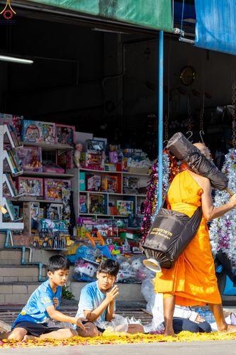 ภาพ No.287777:วันที่ 3 มกราคม พ.ศ. 2569 พิธีต้อนรับพระธรรมยาตรา ครั้งที่ 2 (ภาพชุดที่ 2) ในโครงการธรรมยาตรา กตัญญูบูชา มหาปูชนียาจารย์ พระมงคลเทพมุนี(สด จนฺทสโร) พระผู้ปราบมาร อนุสรณ์สถาน 7 แห่ง ปีที่ 14 ณ อนุสรณ์สถานมหาวิหารพระมงคลเทพมุนี (โลตัสแลนด์) อ.สองพี่น้อง จ.