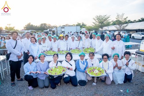 ภาพ No.196349:พิธีถวายภัตตาหารเป็นสังฆทาน แด่พระธรรมยาตรา ณ วัดโบสถ์(บน) ตำบลบางคูเวียง อำเภอบางกรวย จังหวัดนนทบุรี ในโครงการธรรมยาตรา กตัญญูบูชา มหาปูชนียาจารย์ พระมงคลเทพมุนี(สด จนฺทสโร) พระผู้ปราบมาร อนุสรณ์สถาน 7 แห่ง ปีที่ 13 วันที่ 17 มกราคม พ.ศ. 2568