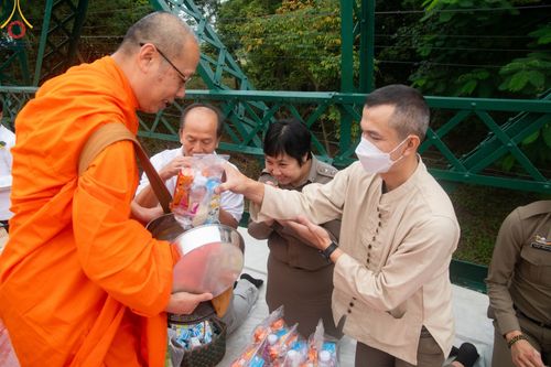 ภาพ No.102009:พิธีตักบาตรพระ 111 รูป ณ สะพานประวัติศาสตร์  อ.ปาย จ.แม่ฮ่องสอน วันอาทิตย์ที่ 10 ธันวาคม พ.ศ. 2566