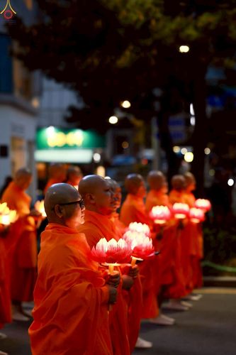 ภาพ No.229549:วันเสาร์ที่ 26 เมษายน พ.ศ. 2568 คณะพระภิกษุสามเณรในโครงการบรรพชาหมู่ 81 รูป  วัดภาวนาโซล ประเทศเกาหลีใต้ ได้ร่วมกับคณะสาธุชนคนไทยในเกาหลีใต้  ร่วมกันเดินขบวนอัญเชิญโคมดอกบัว  เพื่อบูชาแด่องค์สมเด็จพระสัมมาสัมพุทธเจ้า  ในงานเทศกาลวิสาขบูชานานาชาติ ประจำปี