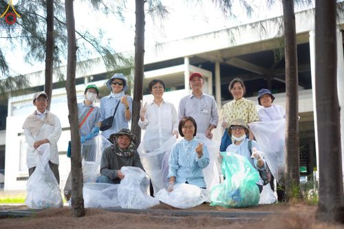 ภาพ No.220456:วันที่ 23-25 เมษายน พ.ศ. 2568 เจ้าหน้าที่และสาธุชนช่วยกัน รับบุญเก็บงานวันคุ้มครองโลก ณ วัดพระธรรมกาย