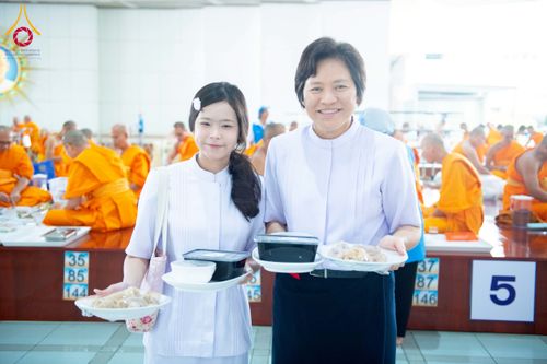 ภาพ No.268297:วันที่ 8 พฤศจิกายน พ.ศ. 2568 พิธีถวายภัตตาหารเมนูสวรรค์ เพื่อการบรรลุธรรม ณ หอฉันคุณยายอาจารย์ฯ วัดพระธรรมกาย