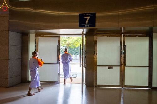 ภาพ No.101654:พิธีขอบรรพชา, พิธีขอสรณคมน์และศีล, พิธีถวายบาตร ในโครงการอุปสมบทหมู่ รุ่นบูชาธรรมมหาปูชนียาจารย์ ณ วัดพระธรรมกาย วันที่ 9 ธันวาคม พ.ศ. 2566