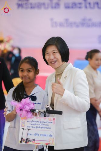 ภาพ No.184435:พิธีมอบโล่ และใบประกาศเกียรติคุณ  โครงการเจริญพระพุทธมนต์ ธัมมจักกัปปวัตตนสูตร  โรงเรียนที่มีผลการดำเนินกิจกรรมดีเด่น จังหวัดสระบุรี  หนึ่งในโครงการหมู่บ้านรักษาศีล 5  และวันรวมพลังเด็กดี V-Star  วันที่ 17 ธันวาคม พ.ศ.2567 ณ ห้างทวีกิจคอมเพล็กซ์ ชั้น 4 อ