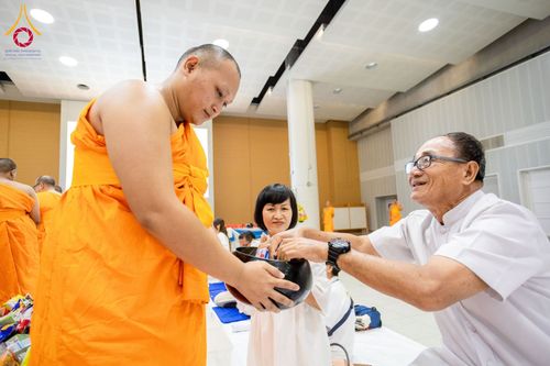 ภาพ No.60767:พิธีตักบาตรพระภิกษุสามเณร ธรรมทายาทระดับอุดมศึกษา วันเสาร์ที่ 20 เมษายน พ.ศ. 2567 ณ ห้องปฎิบัติธรรม ชั้นลอย มหารัตนวิหารคด 13 วัดพระธรรมกาย จ.ปทุมธานี