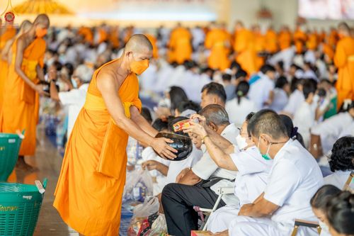 ภาพ No.86830:พิธีตักบาตร , พิธีบูชาข้าวพระ , พิธีจุดเทียนใจ ไฟนิรันดร์ อนันตชัย ในวันอาทิตย์ต้นเดือน 3 กันยายน พ.ศ. 2566 ณ วัดพระธรรมกาย