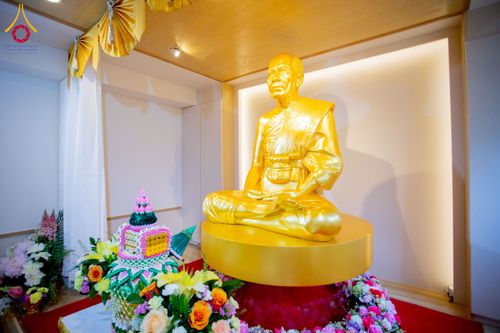 ภาพ No.221280:วันศุกร์ที่ 25 เมษายน พ.ศ. 2568 พิธีอัญเชิญรูปเหมือนพระมงคลเทพมุนี (สด จนฺทสโร) พระผู้ปราบมาร พิธีทอดผ้าป่าสามัคคี 25 ปี พิธีถวายสังฆทาน 15 วัด แด่เจ้าอาวาสภาคพื้นเอเชีย และแอฟริกา ในวาระครบ 25 ปี วัดพระธรรมกายโอซาก้า ประเทศญี่ปุ่น