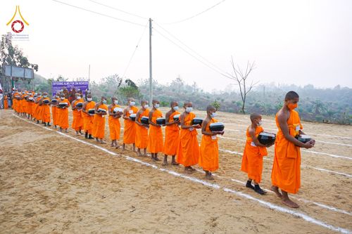 ภาพ No.76375:คณะสงฆ์และสามเณรบิณฑบาต ประเทศบังกลาเทศ วันที่ 11 กุมภาพันธ์ พ.ศ. 2566