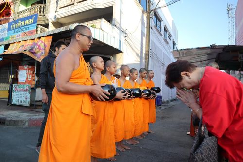 ภาพ No.61061:สามเณรออกบิณฑบาต และกิจกรรมอบรมสามเณร ในโครงการบรรพชาสามเณรฟื้นฟู พระพุทธศาสนาทั่วไทย ณ ศูนย์อบรมที่พักสงฆ์บ้านร่มเย็น จ.นราธิวาส วันที่ 2-15 เมษายน พ.ศ. 2567