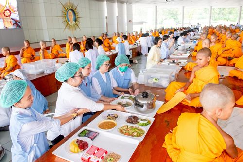 ภาพ No.213478:วันเสาร์ที่ 29 มีนาคม พ.ศ. 2568 พิธีถวายภัตตาหารเมนูสวรรค์ "เพื่อการบรรลุธรรม" ณ หอฉันคุณยายอาจารย์ฯ วัดพระธรรมกาย