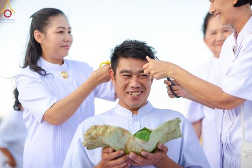 ภาพ No.179987:พิธีปลงผมนาคธรรมทายาท ในโครงการอุปสมบทหมู่ บูชาธรรมมหาปูชนียาจารย์ (ศูนย์อบรมวัดพระธรรมกาย) วันที่ 1 ธันวาคม พ.ศ. 2567 ณ ลานธรรมหารัตนวิหารคด วัดพระธรรมกาย จ.ปทุมธานี