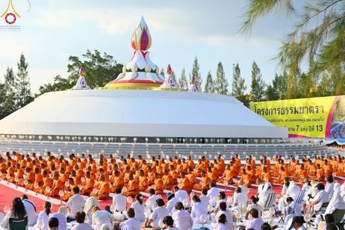 ภาพ No.192636:พิธีจุดประทีปถวายเป็นพุทธบูชา และบูชาธรรมมหาปูชนียาจารย์ ณ อนุสรณ์สถานคลองบางนางแท่น อ.สามพราน จ.นครปฐม ในโครงการธรรมยาตรา กตัญญูบูชา มหาปูชนียาจารย์ พระมงคลเทพมุนี(สด จนฺทสโร) พระผู้ปราบมาร อนุสรณ์สถาน 7 แห่ง ปีที่ 13 วันที่ 10 มกราคม พ.ศ. 2568