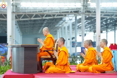 ภาพ No.153187:พิธีมุทิตาสักการะ พระภิกษุ-สามเณร ผู้สอบไล่ได้เปรียญธรรม ประโยค 1-2 ถึงประโยค ป.ธ.9 และบาลีศึกษา ประโยค1-2 ถึง บ.ศ.9 , พิธีมอบดวงแก้วสามเณรผู้ทรงบาลีไวยากรณ์ วัดพระธรรมกาย และ ศูนย์ส่งเสริมศีลธรรมในประเทศและต่างประเทศ วันอาทิตย์ที่ 8 กันยายน พ.ศ.2567